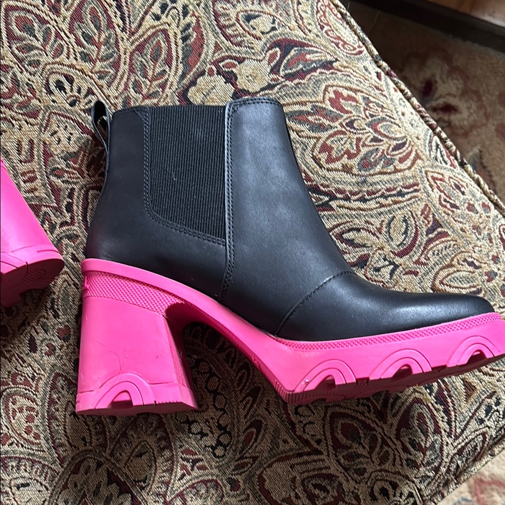 SOREL CHUNKY HEEL Black and Pink Boots